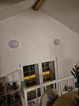 Bilder aufhängen und Kunstinstallationen anbringen