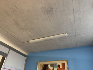 Handwerker für Lampeninstallation
