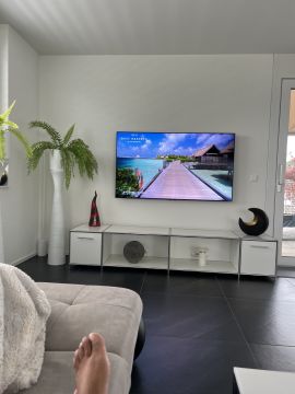 Techniker für Fernseher Wandmontage