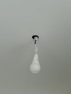 Electricista para la instalación de lámparas