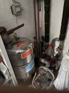 Dienstleister für Swimmingpools (Reinigung) - Haus