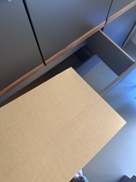 Handwerker für Möbelreparatur