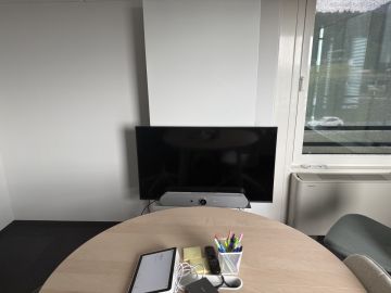 Techniker für Fernseher Wandmontage