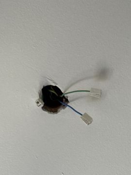 Handwerker für Lampeninstallation