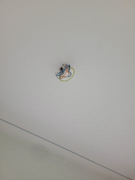 Handwerker für Lampeninstallation