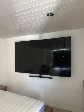 Techniker für Fernseher Wandmontage