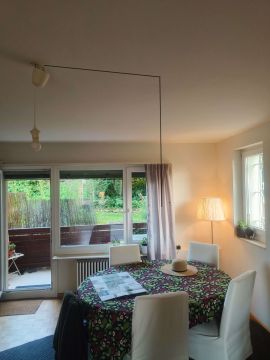 Handwerker für Lampeninstallation