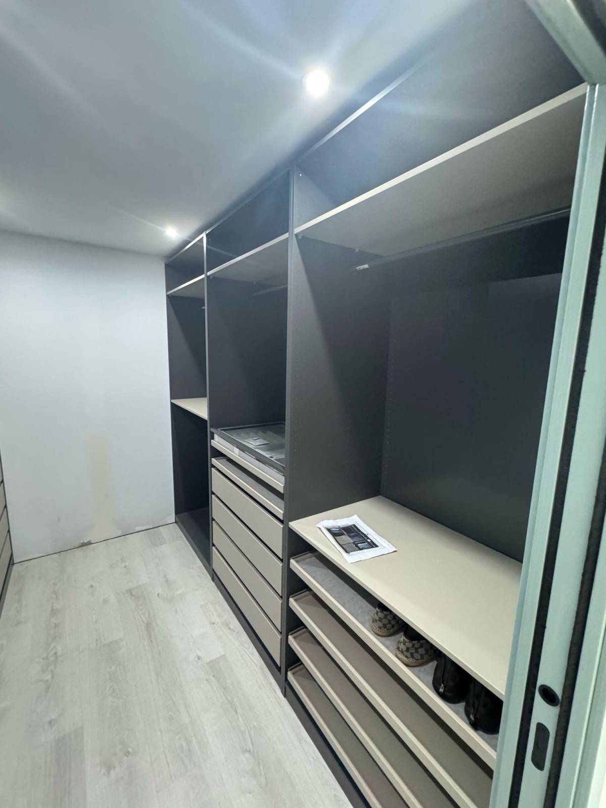 Monsalve Services - Zürich - Montaje de escritorios