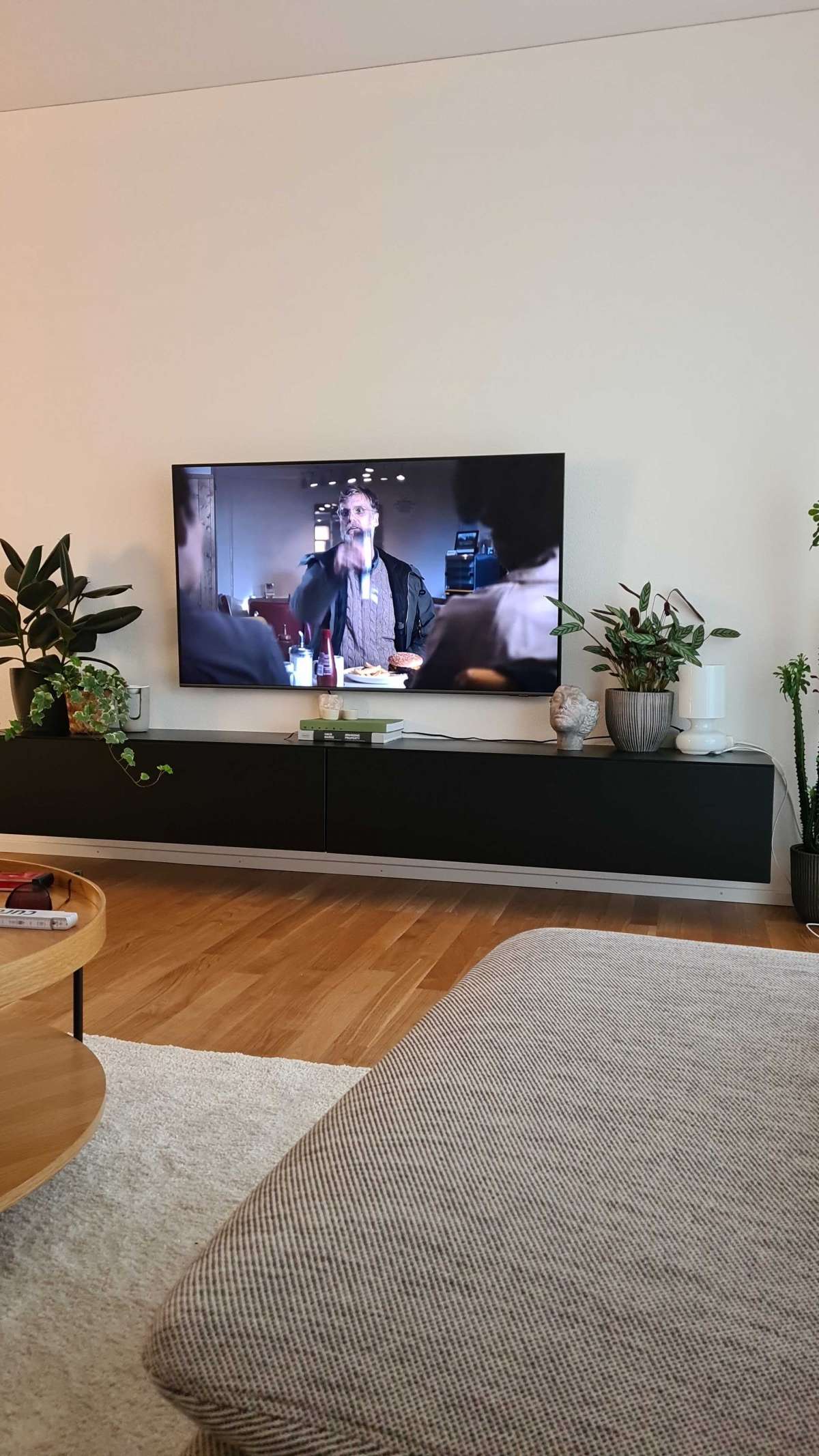 Techniker für Fernseher Wandmontage