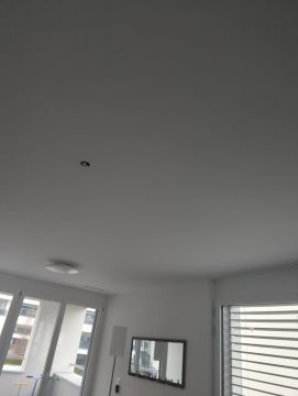 Handwerker für Lampeninstallation