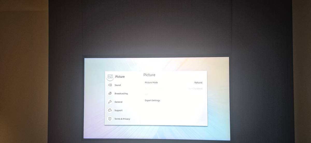 Techniker für Fernseher Wandmontage