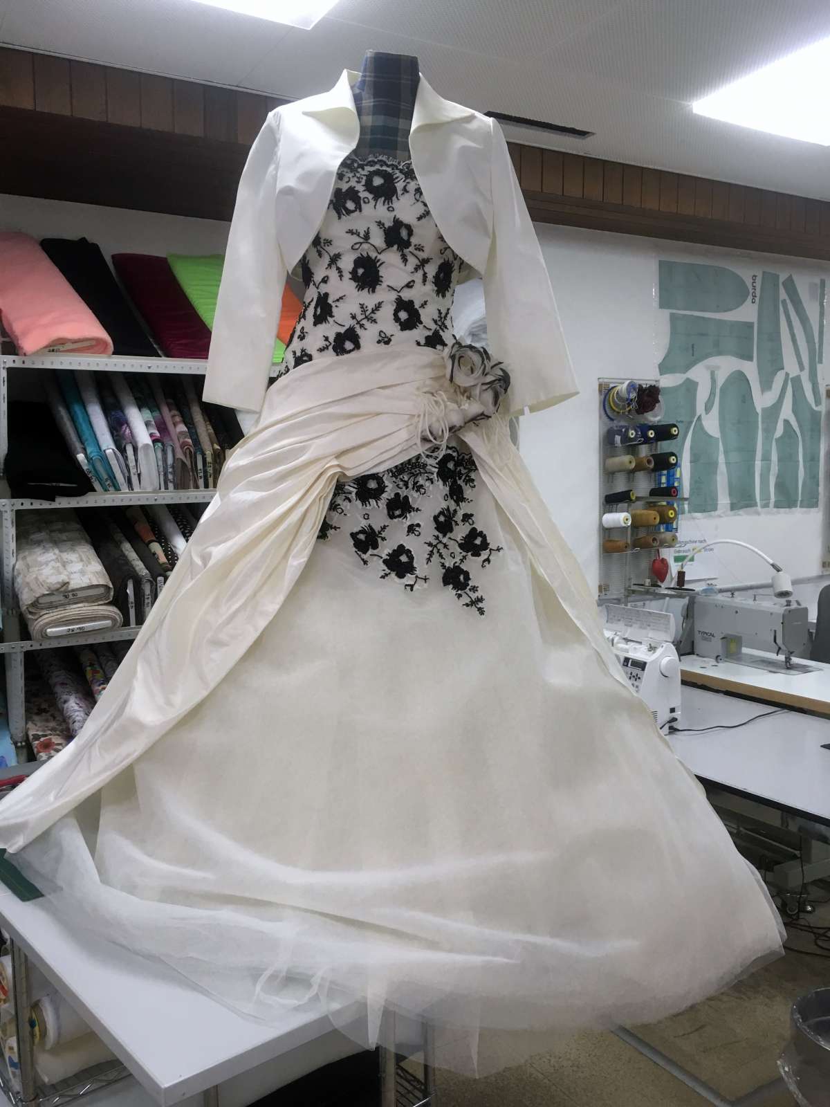 Näh-Boutique & Atelier, Kleiderreinigung Schneiderei Nähmaschinenhandel Brunner Castrischer - Bülach - Maßgeschneiderte Kleidung