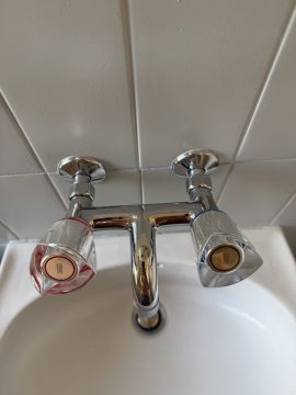Installateur- oder Klempnerarbeit - R. M.
