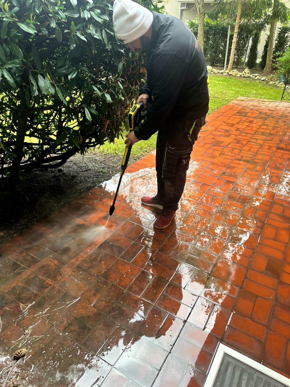 Brian O'Toole Home Removals and Handyman Services - Basel - Billardtisch montieren