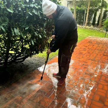 Brian O'Toole Home Removals and Handyman Services - Basel - Billardtisch montieren