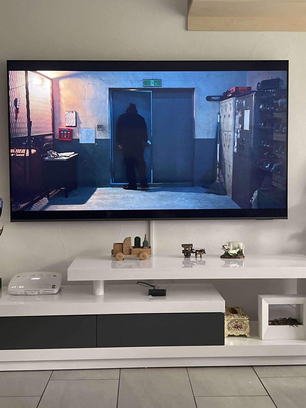 Techniker für Fernseher Wandmontage