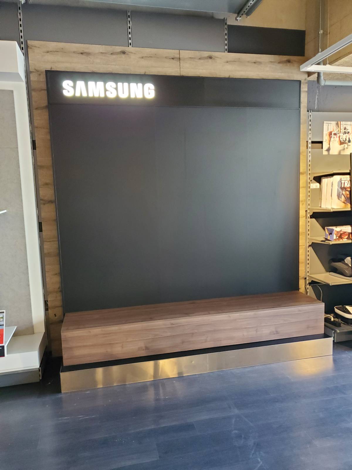 Michal Mecerod - Thalwil - Installation de support TV