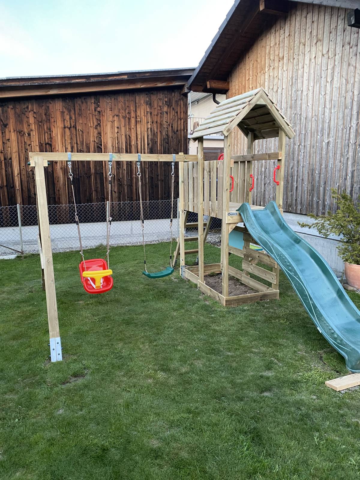 Holz Farbe und Sauberkeit - Köniz - Montagem de Berço