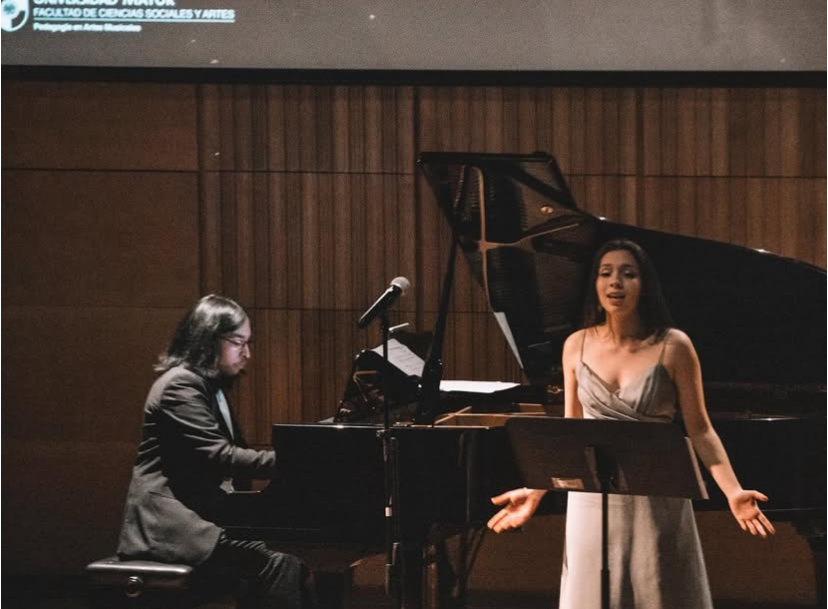 Karla Moya Casto - Santiago - Animação com Cantores