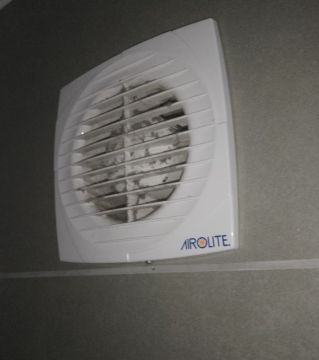 Electricista para instalación o reemplazo del ventilador del baño