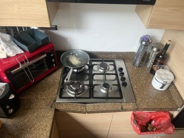 Especialista de reparación o mantenimiento de encimeras