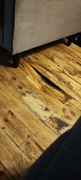 Carpintero para la restauración de suelos de madera