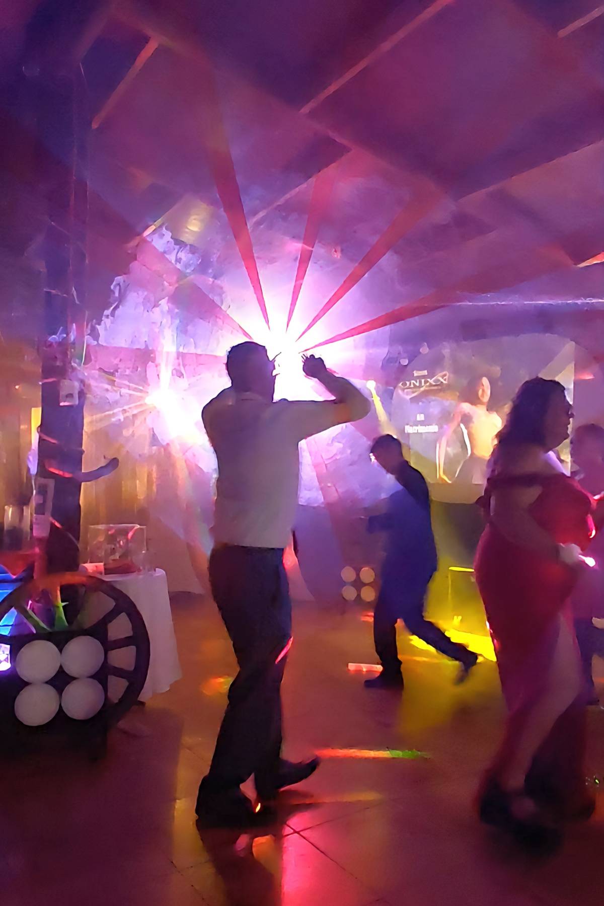 ONIXX PRODUCCIONES EIRL - Antofagasta - Alquiler de equipos de iluminación para eventos