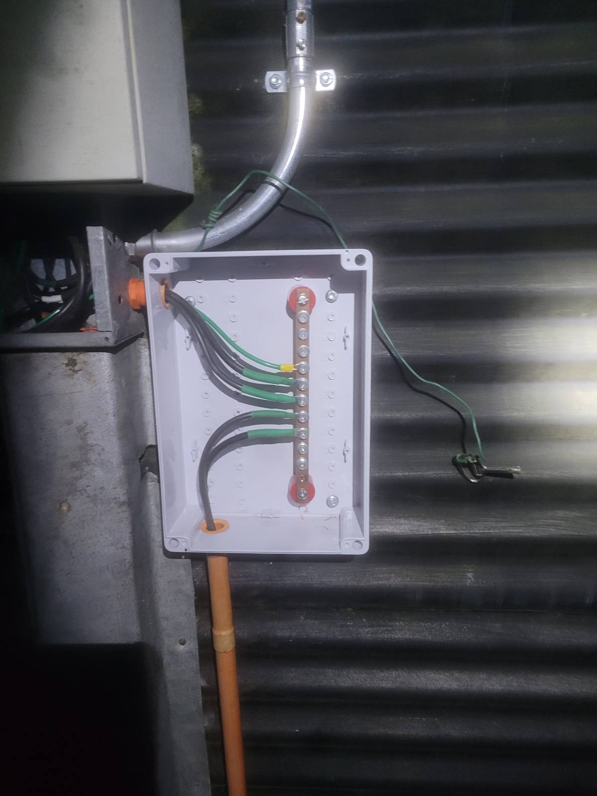 MANTENCION INDUSTRIAL LEANDRO DAMIAN ZUÑIGA SANDOVAL EIRL - Valdivia - Instalação de Lâmpada