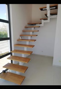Carpintero para la instalación de escaleras