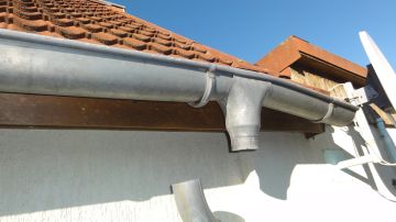 Handwerker für Dachrinnen