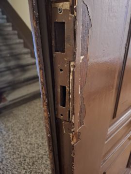 Handwerker für Türreparaturen