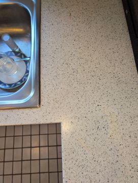 Küchenarbeitsplatte reparieren oder ausbessern