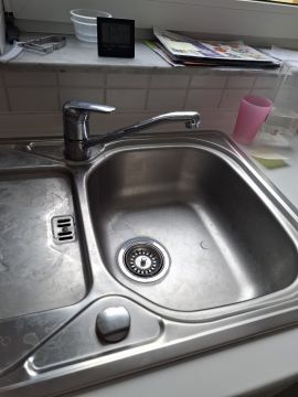 Spüle und Wasserhahn montieren