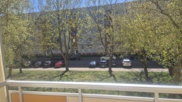 Cerrajero del aluminio para la instalación de acristalamiento de balcones