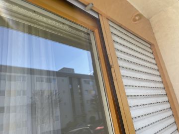 Handwerker für die Reparatur von Fensterläden