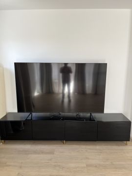 Techniker für Fernseher Wandmontage