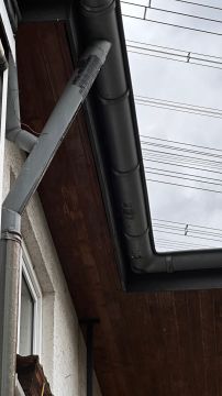 Handwerker für Dachrinnen