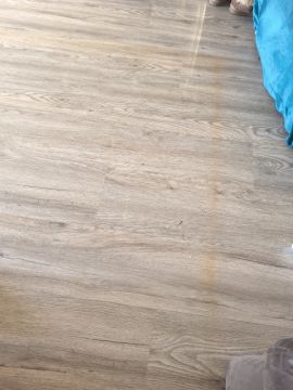 Carpintero para la reparación de suelos de madera o reemplazo parcial