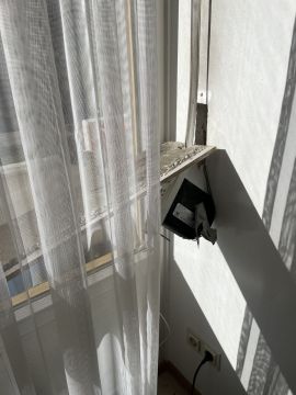 Handwerker für die Reparatur von Fensterläden