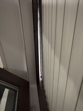 Handwerker für die Reparatur von Fensterläden