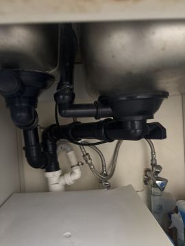 Spüle und Wasserhahn montieren