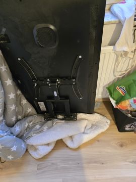 Techniker für Fernseher Wandmontage