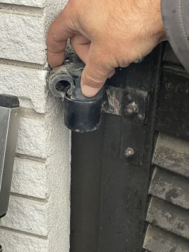 Handwerker für die Reparatur von Fensterläden