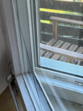 Carpintero del metal para la reparación de ventanas