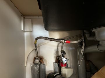 Spüle und Wasserhahn montieren
