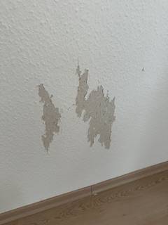 Trockenbau reparieren und Oberflächenstruktur geben