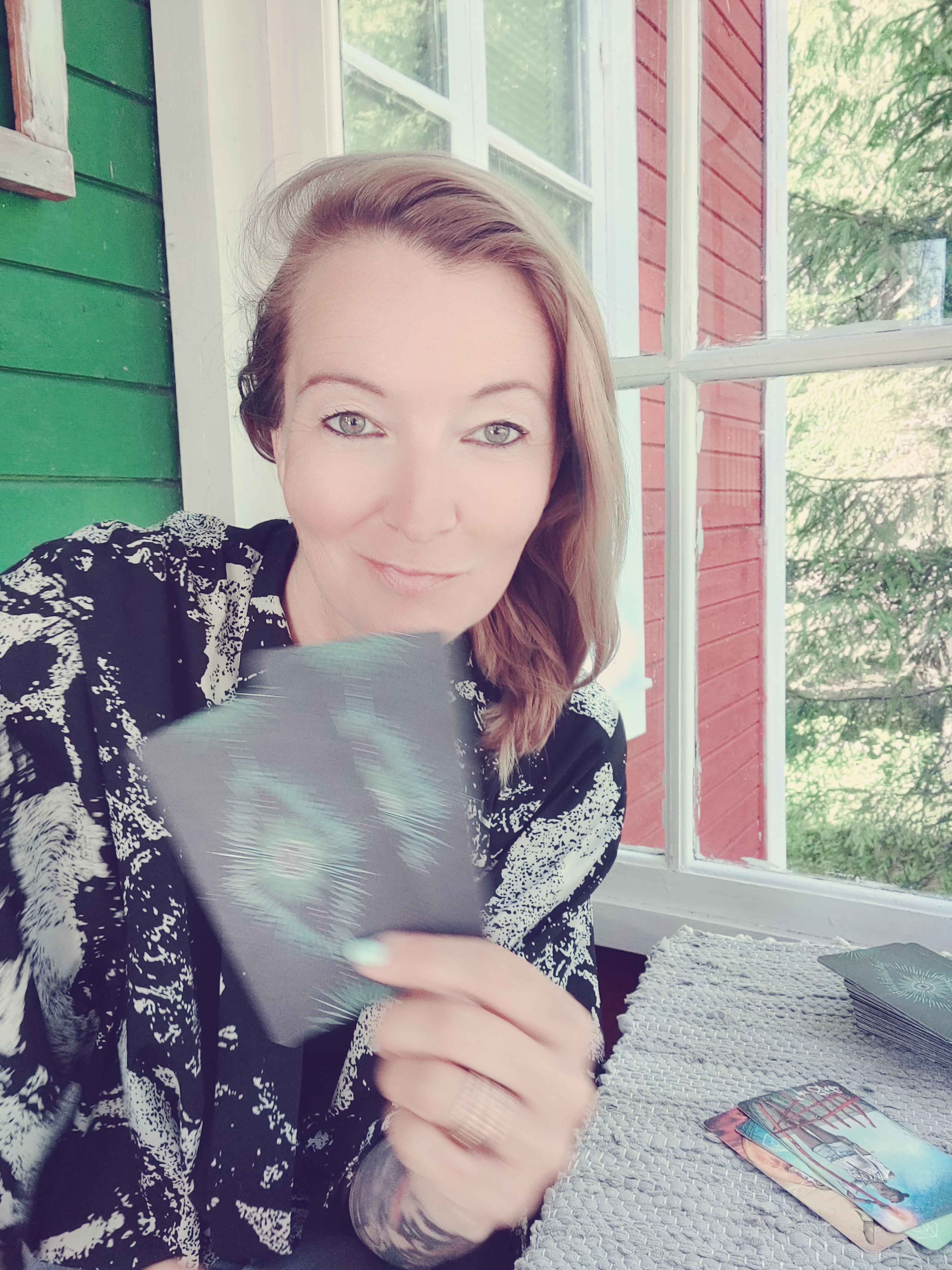 Nicole Krueger | Tarot & Cutting Cord - Wetteraukreis - Espectáculo de lector del tarot