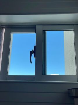 Carpintero del metal para la reparación de ventanas