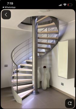 Carpintero para la instalación de escaleras
