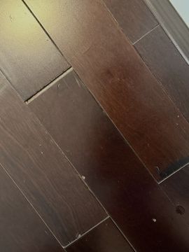 Carpintero para la instalación de suelos de madera